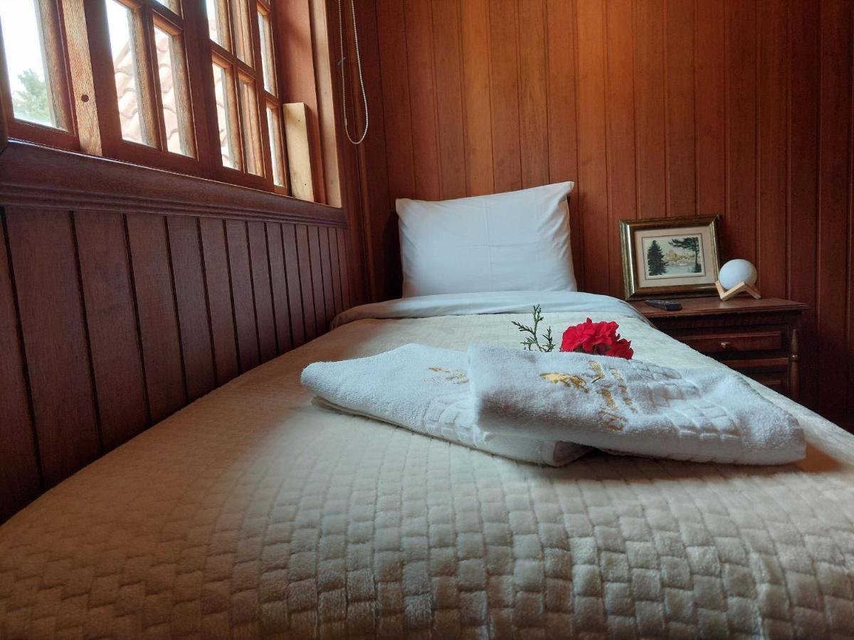 Mansao Austriaca Guesthouse กังโปสดูจอร์เดา ภายนอก รูปภาพ